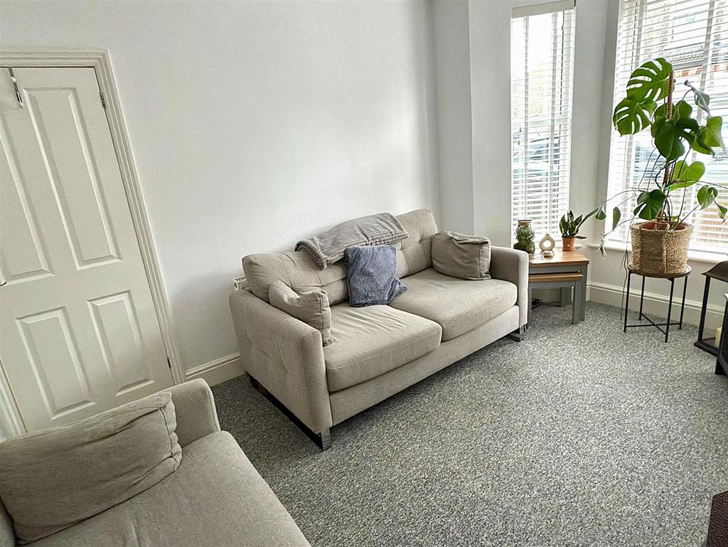 LIVING ROOM.jpg
