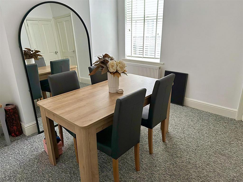 DINING ROOM.jpg