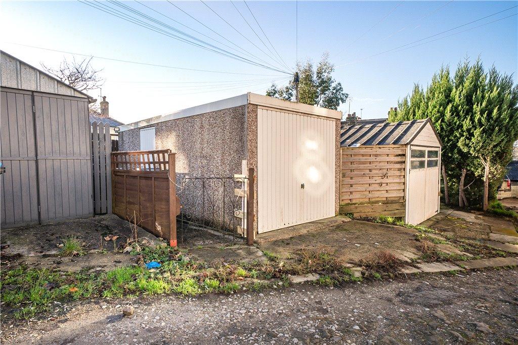 Garage (Middle One)