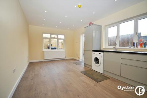 undefined, Avenue Road, London, N14