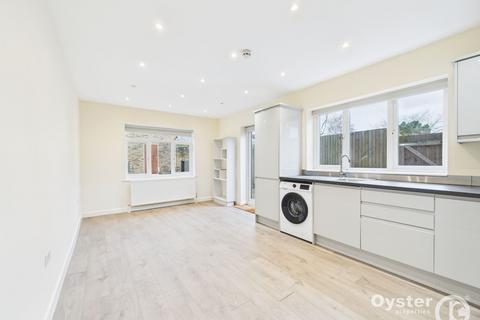 3 bedroom flat to rent, Avenue Road, London, N14