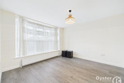 3 bedroom flat to rent, Avenue Road, London, N14