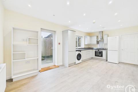 3 bedroom flat to rent, Avenue Road, London, N14