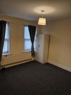 4 bedroom end of terrace house to rent, Bell Farm Avenue, Dagenham RM10
