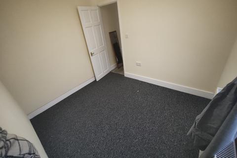 4 bedroom end of terrace house to rent, Bell Farm Avenue, Dagenham RM10