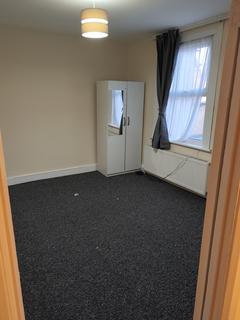 4 bedroom end of terrace house to rent, Bell Farm Avenue, Dagenham RM10