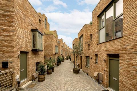 2 bedroom house for sale, Edgewood Mews, London N3