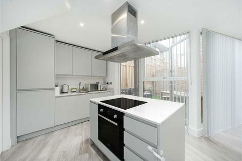 2 bedroom house for sale, Edgewood Mews, London N3