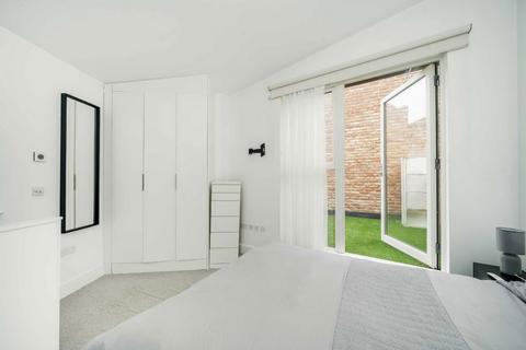 2 bedroom house for sale, Edgewood Mews, London N3