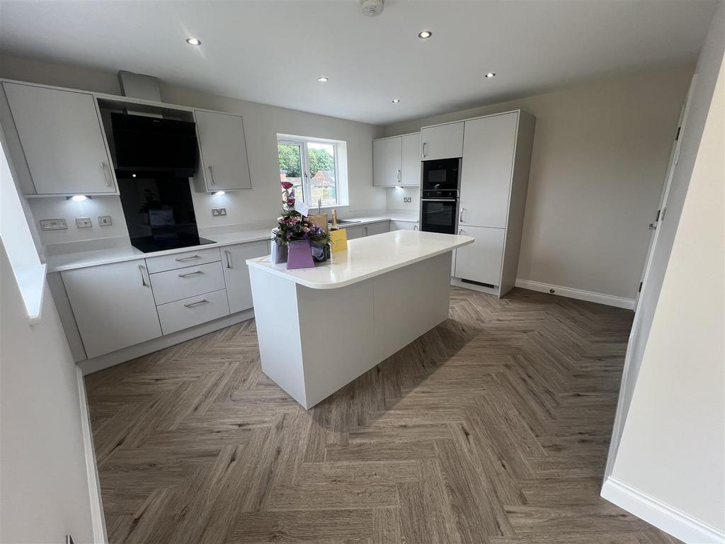 2 - Kitchen.JPG