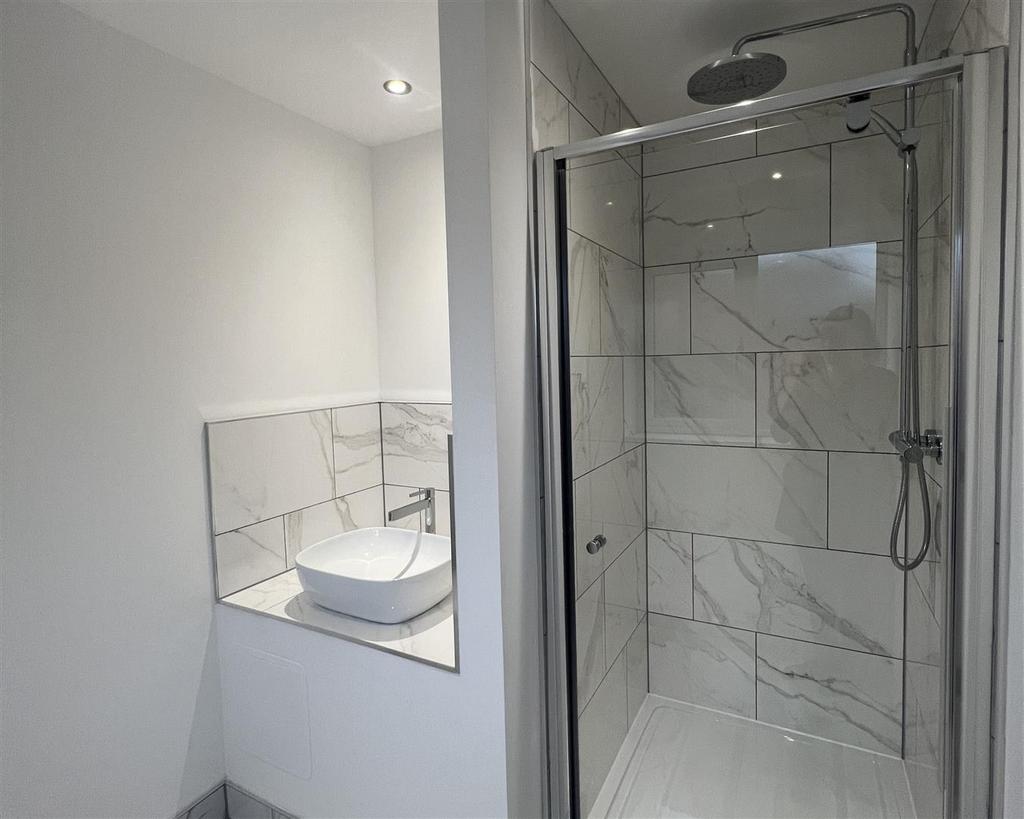 9 - Ensuite.JPG