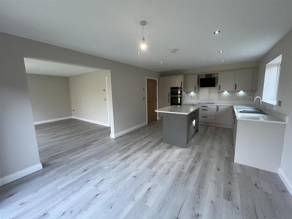 2 - Kitchen.jpg