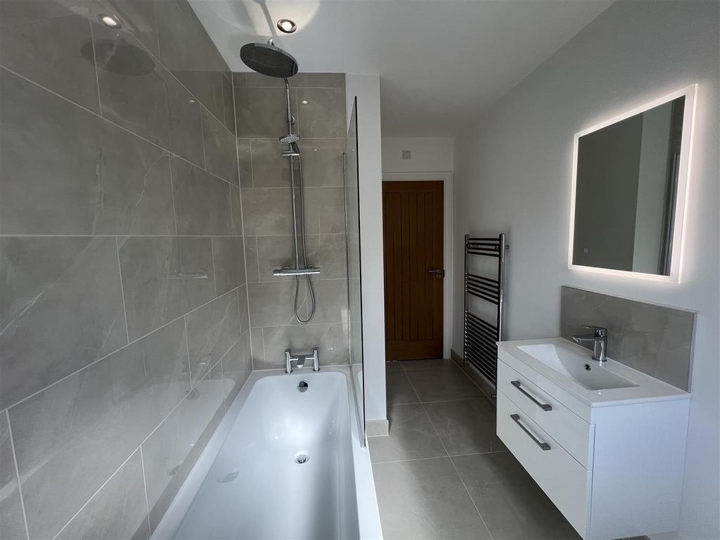 11 - Bathroom.jpg