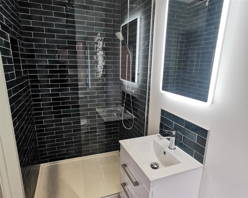 8 - Ensuite 1.jpg
