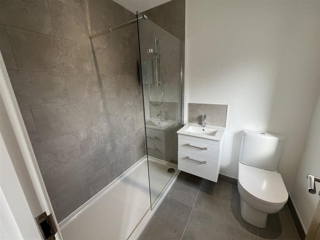 10 - Ensuite 2.jpg