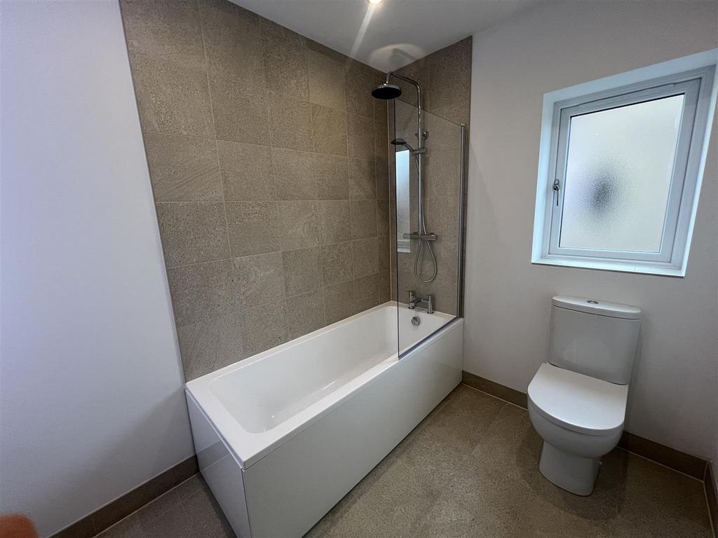 8 - Bathroom.jpg