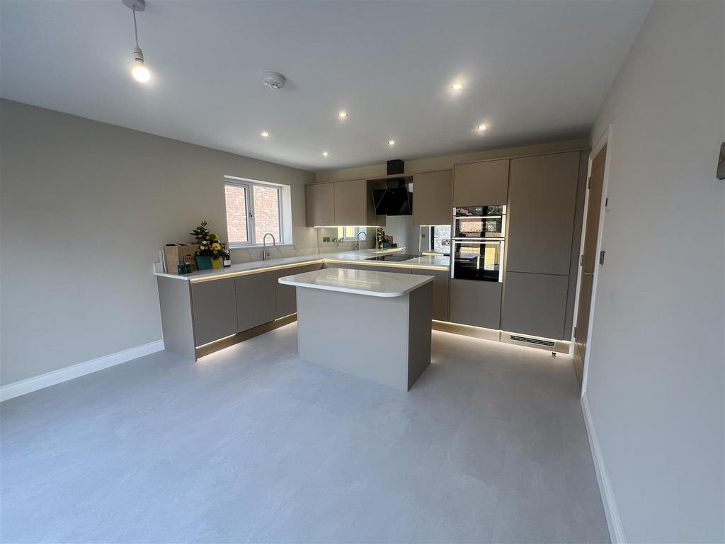 2 - Kitchen.jpg
