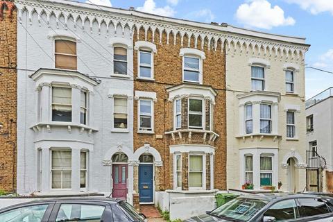 3 bedroom flat to rent, Santley Street, London SW4