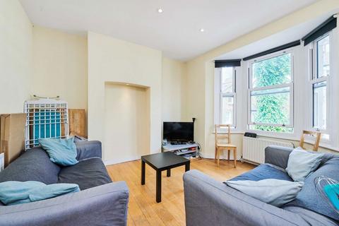 3 bedroom flat to rent, Santley Street, London SW4