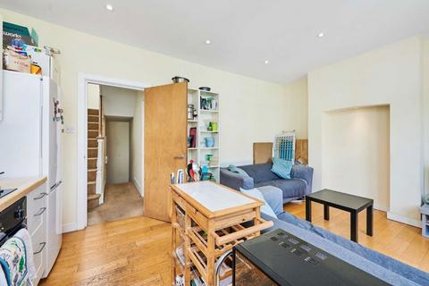3 bedroom flat to rent, Santley Street, London SW4