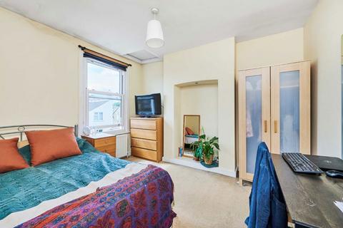 3 bedroom flat to rent, Santley Street, London SW4