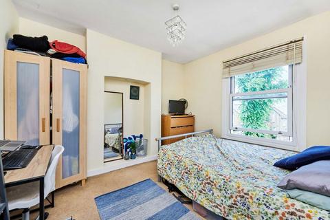 3 bedroom flat to rent, Santley Street, London SW4