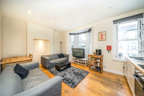 3 bedroom flat to rent, Santley Street, London SW4