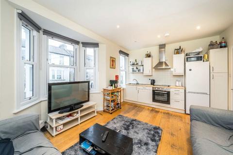 3 bedroom flat to rent, Santley Street, London SW4