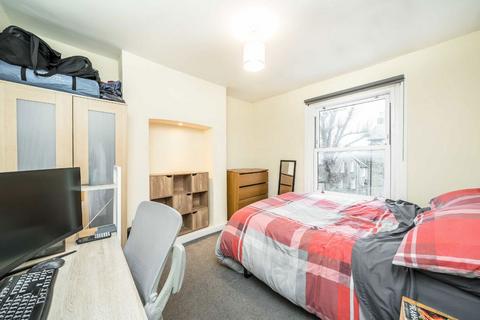 3 bedroom flat to rent, Santley Street, London SW4