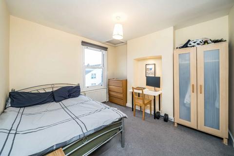 3 bedroom flat to rent, Santley Street, London SW4