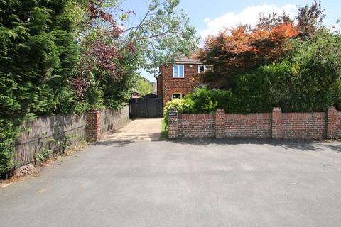 3 bedroom detached house to rent, Bagshot Road, Knaphill GU21