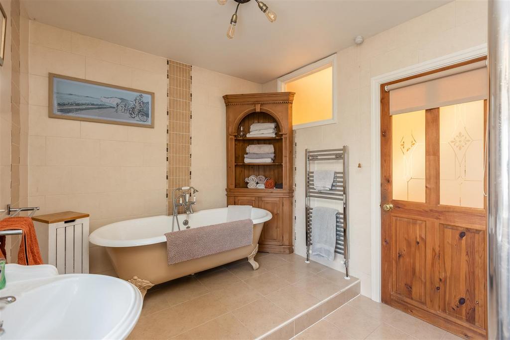 Eastgate 51 Bathroom-1.jpg