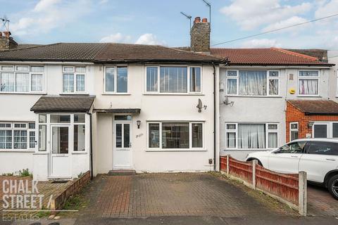 3 bedroom terraced house to rent, Elm Park Avenue, Hornchurch, RM12