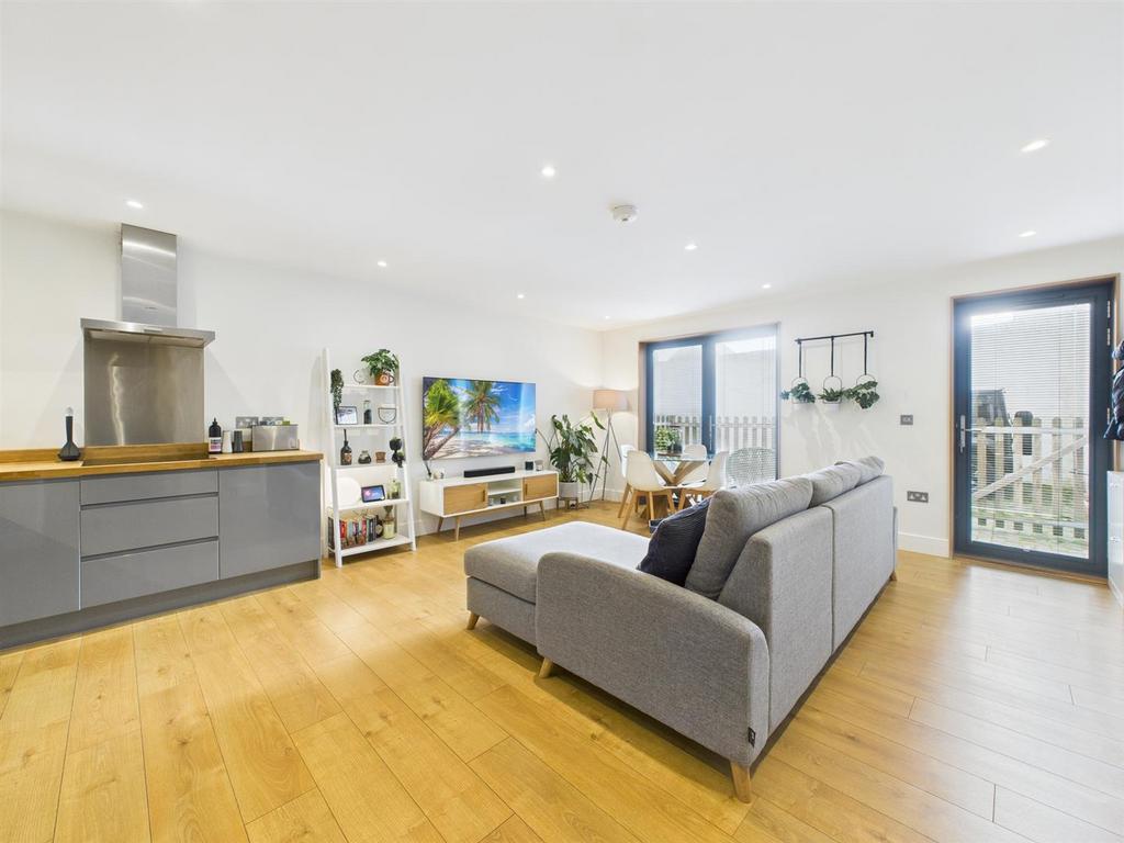 CAM05469 G0-PR0027-STILL004.jpg