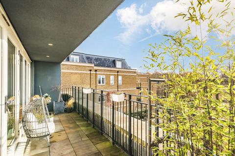 3 bedroom flat for sale, Atkinson Close, London SW20