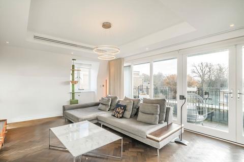 3 bedroom flat for sale, Atkinson Close, London SW20