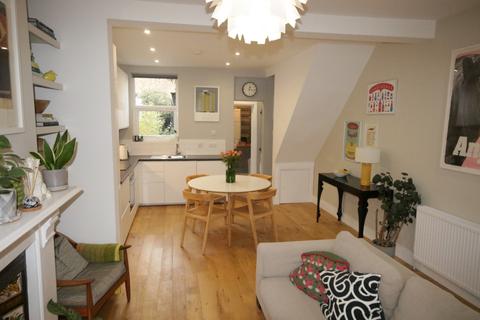 2 bedroom terraced house to rent, 33 Kingsland Rd, E13