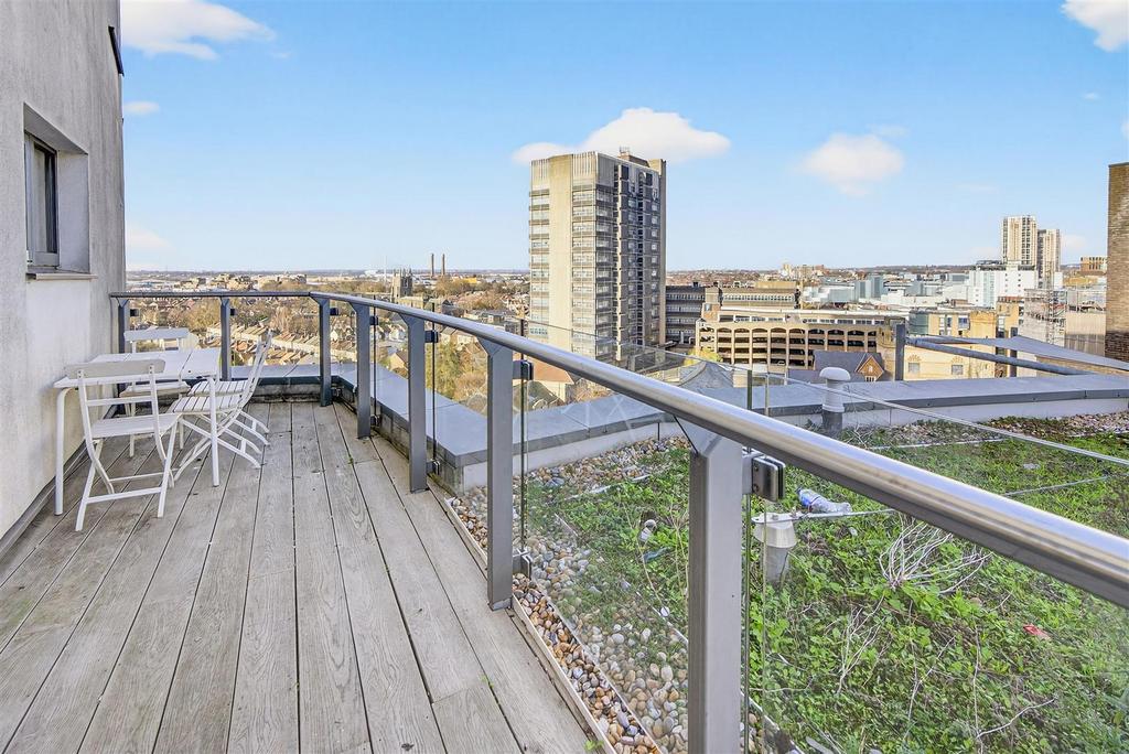 To Let  3 Bedroom Flat Balcony CR0  www.islingtonp