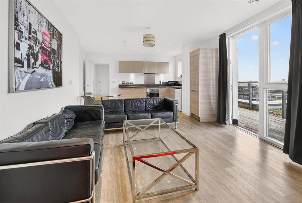 To Let  3 Bedroom Flat Balcony CR0  www.islingtonp