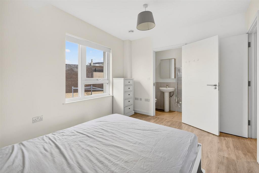 To Let  3 Bedroom Flat Balcony CR0  www.islingtonp
