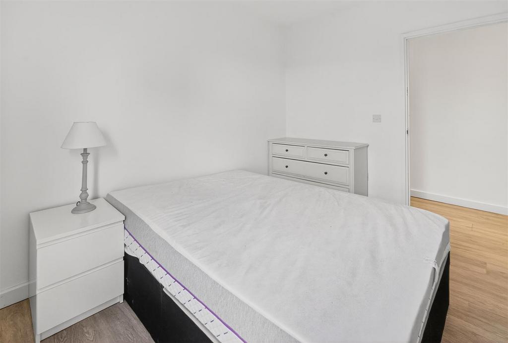 To Let  3 Bedroom Flat Balcony CR0  www.islingtonp