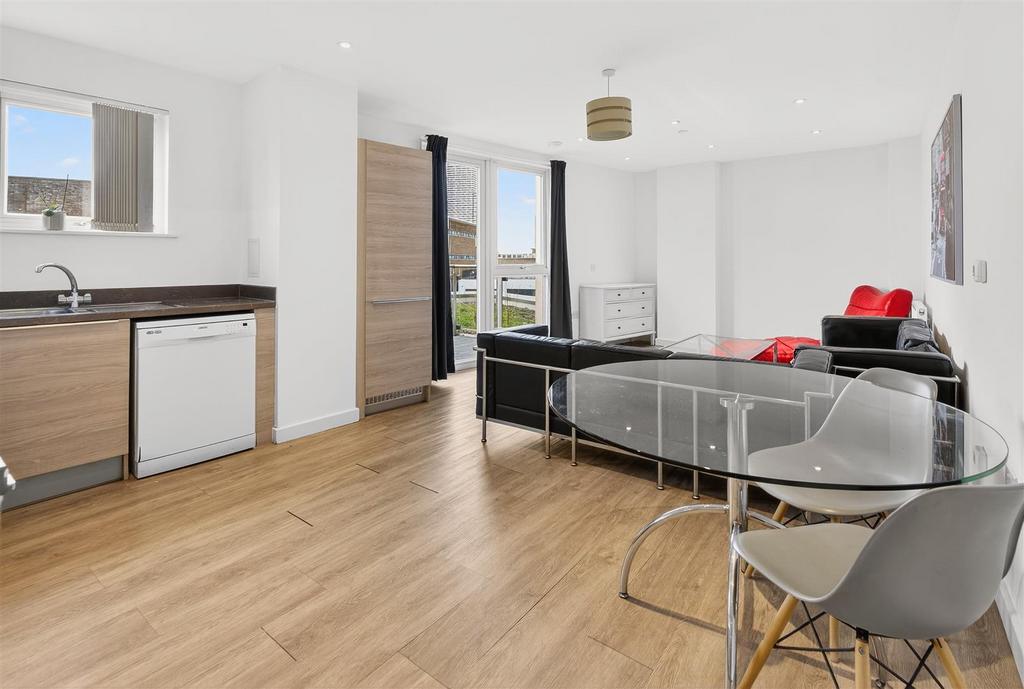 To Let  3 Bedroom Flat Balcony CR0  www.islingtonp