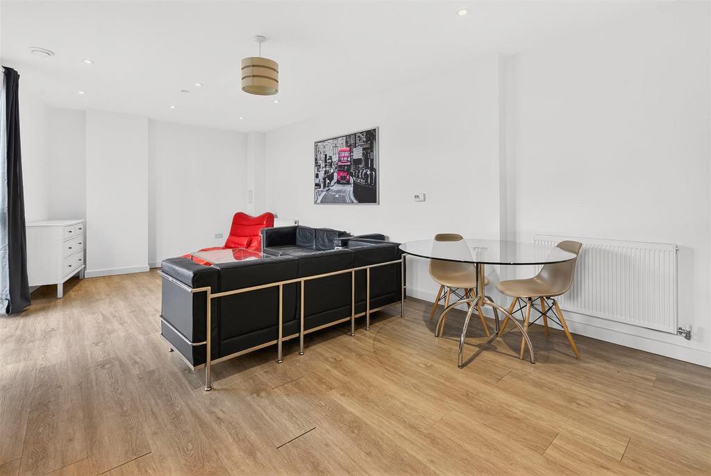 To Let  3 Bedroom Flat Balcony CR0  www.islingtonp