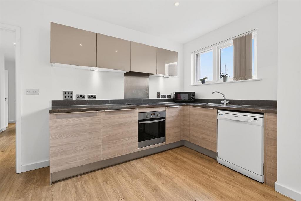 To Let  3 Bedroom Flat Balcony CR0  www.islingtonp