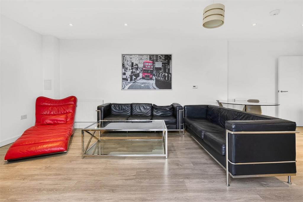 To Let  3 Bedroom Flat Balcony CR0  www.islingtonp