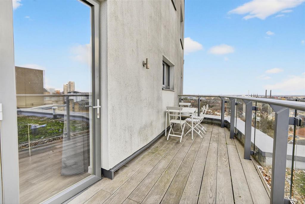 To Let  3 Bedroom Flat Balcony CR0  www.islingtonp