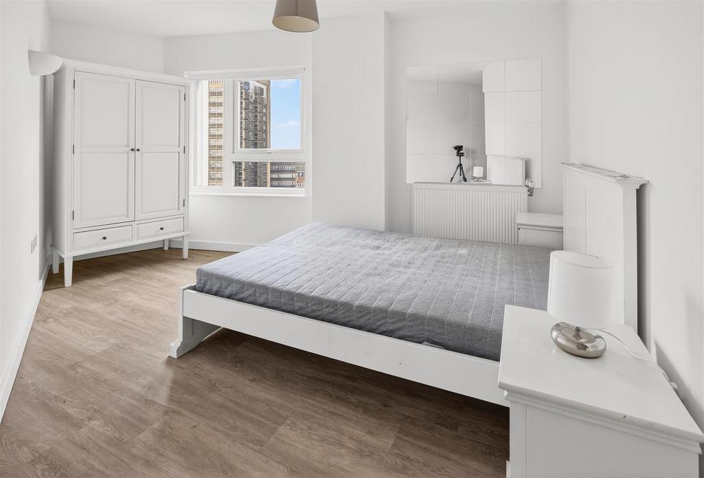To Let  3 Bedroom Flat Balcony CR0  www.islingtonp