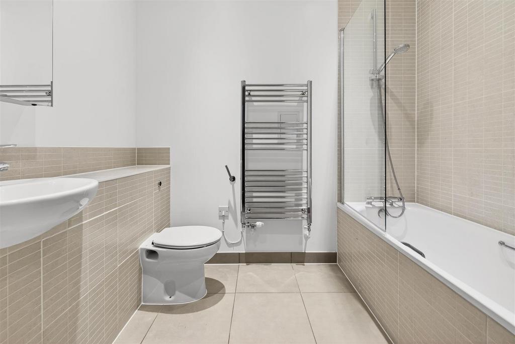 To Let  3 Bedroom Flat Balcony CR0  www.islingtonp