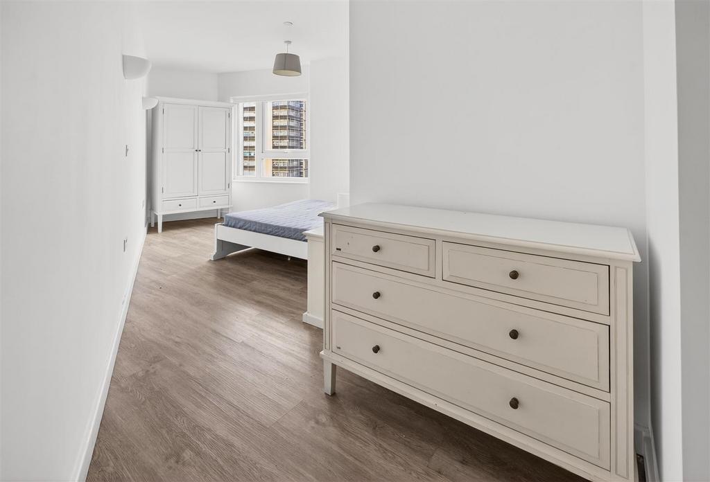 To Let  3 Bedroom Flat Balcony CR0  www.islingtonp