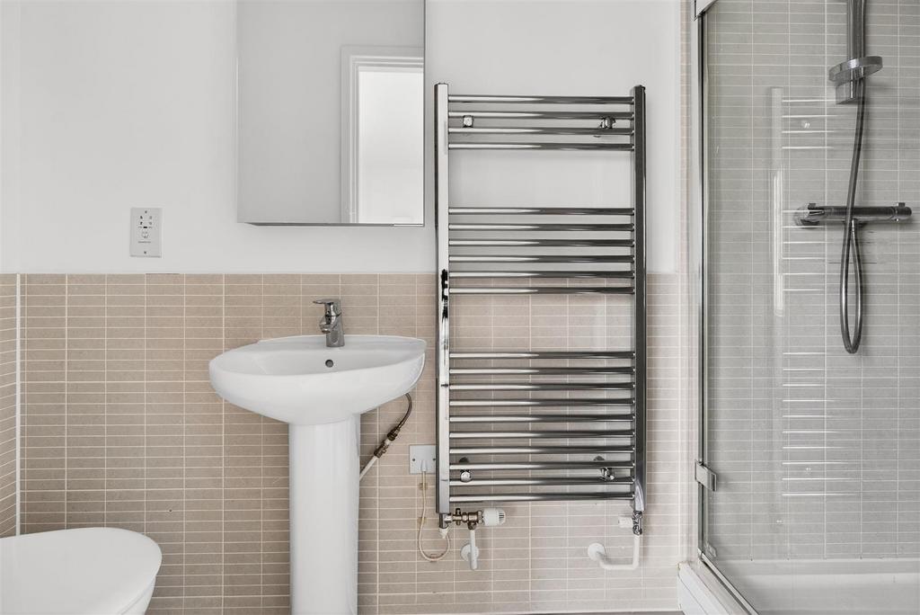 To Let  3 Bedroom Flat Balcony CR0  www.islingtonp